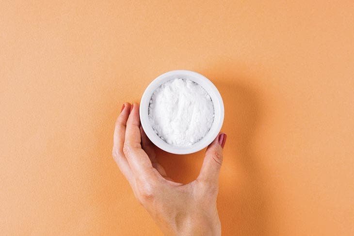 How to make a baking soda face mask to remove wrinkles? 2 baking soda in a bowl